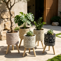 Pot Bunga Fiber Clay Mewah dengan Dudukan Tripod Kayu, Desain Modern Berukir, Pot Tanaman Lantai untuk Halaman