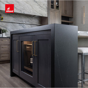 <span class=keywords><strong>Cuisine</strong></span> moderne de luxe Alland, armoires en chêne naturel avec îlot en marbre Calacatta <span class=keywords><strong>et</strong></span> étagères ouvertes, accents dorés sur les armoires de <span class=keywords><strong>cuisine</strong></span> - Product Image 5