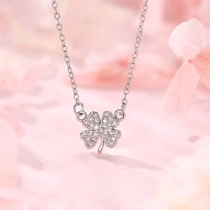 Collana con Ciondolo Quadrifoglio in Acciaio Inossidabile per Donna, Placcata in Rodio e Oro 18K, Trendy e Luminosa, Portafortuna per San Valentino - Product Image 1
