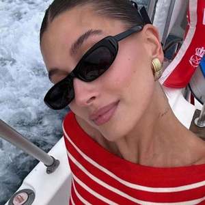 Lunettes de soleil rectangulaires œil de chat pour femme, monture noire petite, protection UV400, personnalisables avec logo, collection mode 2025 - Product Image 3