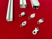 Rouleaux de rail de rideau de 0.45 "de diamètre Porte-rideaux à roues jumelles en plastique avec anneaux Rail de draperie pour fenêtres Pistes de rideau de douche