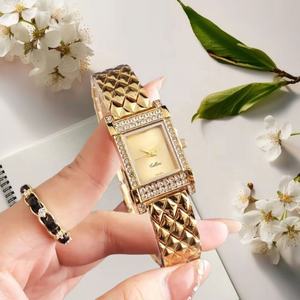 Montre à quartz pour femmes de marque Diamond, montre pour femmes en argent avec strass, cadran carré, bracelet matelassé, montre élégante et luxueuse pour femmes - Product Image 2