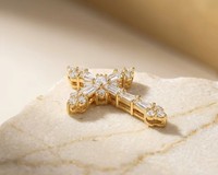 Colección: Colgante de cruz con diamantes blancos redondos de 0.92 quilates en oro amarillo macizo de 18 quilates, estilo europeo de diseñador, cadena de oro (no incluida)
