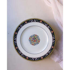 Service de six assiettes de mariage personnalisables Gabriella P. avec motifs, décorations artisanales Wedgwood Runnymede, en verre cristal - Product Image 4