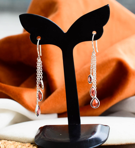 Boucles d'oreilles cascade en argent sterling avec grenat multi-coupes, style tendance, boucles d'oreilles cascade à la mode en vente - Product Image 4