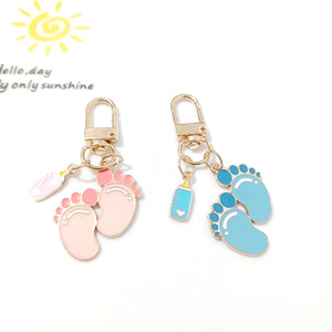 Porte-clés en alliage émaillé avec empreinte <span class=keywords><strong>de</strong></span> pied <span class=keywords><strong>de</strong></span> bébé et biberon, breloque souvenir nouveau-né, cadeau <span class=keywords><strong>de</strong></span> maternité ou <span class=keywords><strong>de</strong></span> baby shower, pendentif pour sac - Product Image 2