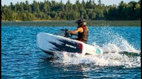 Prix d'usine Mini Jet Boat Bateaux à réaction électriques personnalisables pour les amateurs de motomarines Bateau à moteur Jetski à grande vitesse