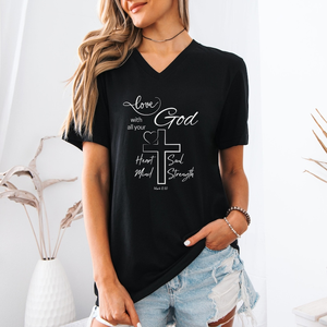 Ama Dio con tutto il tuo cuore, mente, anima e forza, T-shirt unisex con scollo a V, T-shirt cristiana, Abbigliamento della fede - Product Image 1