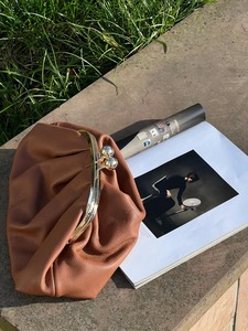 Sac à main en cuir pour femme de qualité supérieure avec chaîne élégante, design raffiné pour les occasions spéciales et les célébrations, disponible à la vente - Product Image 2
