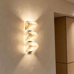 Lámpara de Pared Escultural de Alabastro Español, Diseño Plegado y en Capas, con LED de Latón para Sala de Estar, Dormitorio u Hotel - Product Image 2