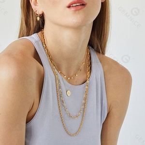 Collar con Colgante de Moneda con Rayos de Sol y Diamante Central Chapado en Oro, Joyería Gemnel en Oferta - Product Image 4