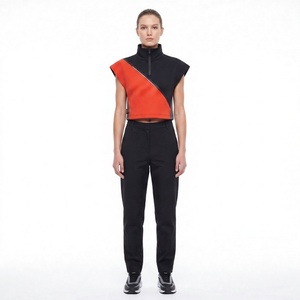 Top corto de media cremallera personalizado para mujer, estilo techwear, de tela Scuba Spacer, para athleisure y streetwear, con logo, colorblock, chaleco deportivo con hebillas laterales - Product Image 1