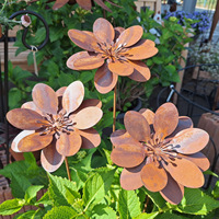 Décoration de jardin extérieure en métal patiné : Sculpture florale rustique pour cour et jardin