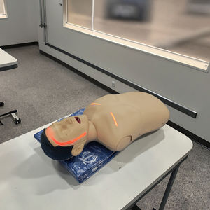 Manekin silikon setengah badan untuk alat bantuan pertama sains medis pelatihan <span class=keywords><strong>CPR</strong></span> dan intubes dengan cahaya sirkulasi darah - Product Image 1
