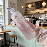Bouteille d'eau en plastique transparente écologique de 500 ml avec couvercle à nœud Kawaii, idéale pour la boisson directe lors de vos activités sportives, scolaires ou de camping en extérieur.