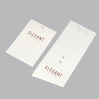 Étiquettes suspendues personnalisées en papier écologique de haute qualité avec logo en relief pour vêtements, articles vestimentaires et chaussures
