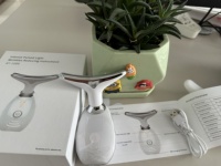 Appareil de massage facial électronique portable tendance 2026 qui réduit les rides et raffermit la peau via une interface USB