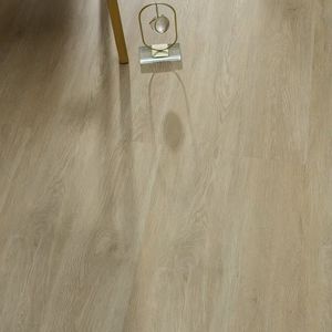 Revêtement de sol SPC écologique à clipser, bandes de revêtement de sol en PVC résistantes à l'eau et à l'humidité à bas prix. - Product Image 3