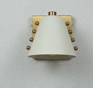 Applique murale en laiton en forme de cône ivoire avec détails rivetés – Lampe murale artisanale de style Mid-Century Modern, blanche - Product Image 5
