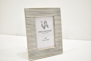 Cadre photo moderne noir et blanc rayé en MDF et résine, décoratif, pour table, 10x15 cm, disponible au prix de gros - Product Image 4