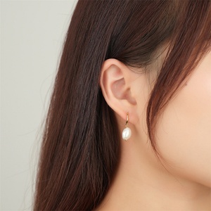 Pendientes de Aro Chapados en Oro de 18k Vintage con Perlas de Agua Dulce para Mujer - Product Image 3