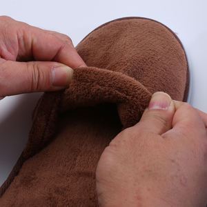 Vente en gros de chaussons d'hôtel luxueux en velours doux et premium avec logo personnalisé chaussons jetables unisexe en molleton de corail pour femmes chaussons de spa d'hôtel - Product Image 3