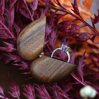 Boîte à bagues en bois massif de noyer noir en forme de cœur pour mariage et demande en mariage, gravable avec option de logo personnalisé, boîte cadeau