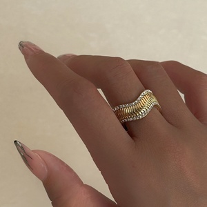 Anello da donna Dazan 2025 di tendenza, placcato oro 18k, in acciaio inossidabile, con zirconi incastonati a serpente ondulato, per San Valentino e feste - Product Image 1