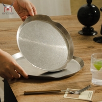 Plateau rond en métal vintage avec poignées ondulées, idéal pour la maison, l'hôtel, les mariages, la décoration et le service – Vente en gros usine