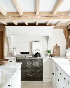 Mobili da Cucina Vermonhouzz in Stile Country Inglese su Misura con <span class=keywords><strong>Travi</strong></span> in Legno Bianco <span class=keywords><strong>a</strong></span> <span class=keywords><strong>Vista</strong></span> e Sgabelli da Bar in Pelle per Hotel - Product Image 2