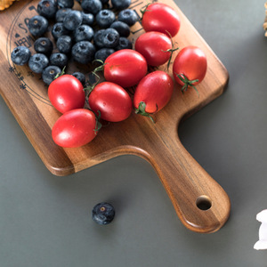 Bandeja de madera de acacia con estampado de letras para servir queso, frutas, pan y aperitivos - Product Image 4