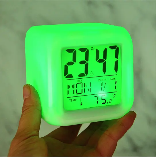 นาฬิกาปลุกไฟกลางคืนเปลี่ยนสีได้ด้วยแสงสีระเหิดนาฬิกาลูกบาศก์แบบดิจิทัล LED 7สี CE