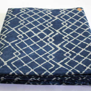 Tissu imprimé bleu indigo Dabu authentique Textile résistant à la boue fabriqué à la main Tissu en coton imprimé traditionnel pour vêtements - Product Image 1