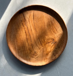 Assiette ronde en bois fabriquée à la main, parfaite pour servir des apéritifs ou afficher un décor avec une élégance rustique - Product Image 1
