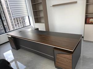 Meubles de bureau professionnels en bois de Chine, bureau de direction de luxe en forme de L avec bibliothèque - Product Image 5