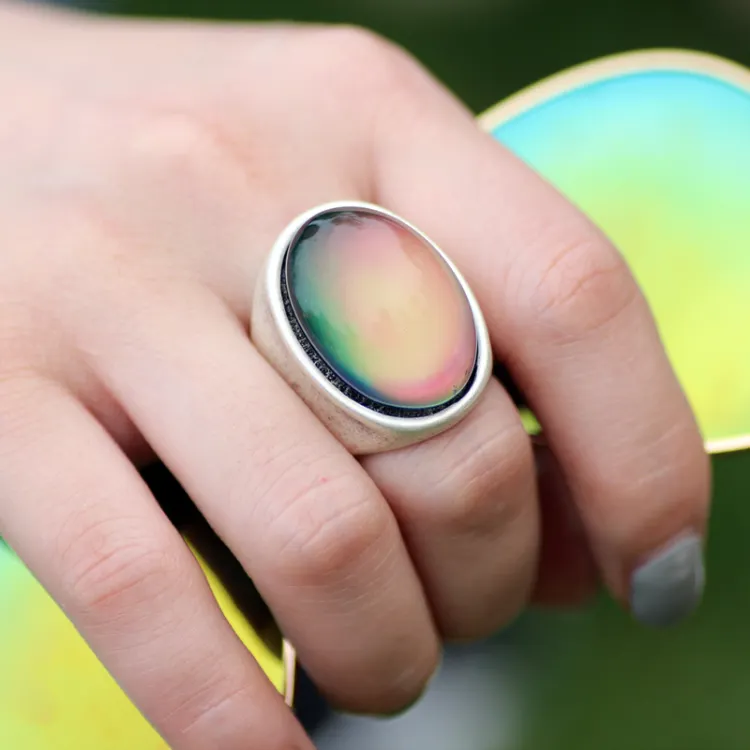 ผู้หญิงเครื่องประดับย้อนยุคชุบเงินอารมณ์สีเปลี่ยนแหวนหินที่กำหนดเอง