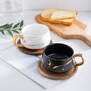 Set di Tazze da Caffè di Lusso in Stile Nordico, Tazze in Porcellana con Design Marmorizzato Dorato, Set di Tazze da Tè in Ceramica Nera con Piattino in Legno - Product Image 1