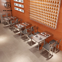 Ensemble de mobilier de restaurant et café commercial de luxe moderne, banquette carrée en cuir, canapé, sièges de stand, table en bois confortable, chaise pour