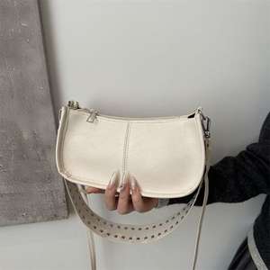 Sac à main minimaliste avec poignée argentée et bandoulière - Product Image 5