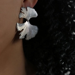 Boucles d'oreilles délicates en acier inoxydable plaqué or 18 carats, motif feuille de Ginkgo, pour femmes, bijoux personnalisés - Product Image 6