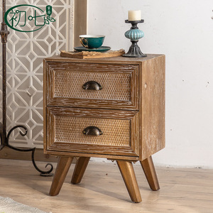 Mesita de noche de madera maciza de estilo retro americano con cajones de almacenamiento para dormitorio o sala de estar - Product Image 1