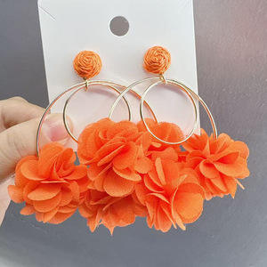 Boucles d'oreilles créoles exagérées en mousseline de soie avec fleurs et pompons, monture en fer, style bohème, pour fêtes décontractées, vacances et plage, accessoire de mode pour femme - Product Image 5