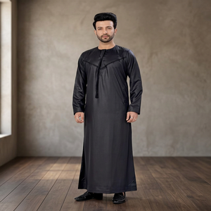 Qamis noir en polyester pour homme, à manches longues, avec col brodé et détails à pompons, longueur ras du sol, style traditionnel arabe - Product Image 1