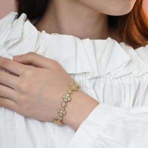 Bracelet en or pur 18 carats avec diamant naturel véritable, design classique trèfle à quatre feuilles, bijoux vintage de luxe haut de gamme, 1 carat, pour cadeau - Product Image 4