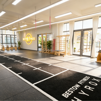 Maßgefertigter Farbiger Kunstrasen-Fitnessmatte 2M x 16,1M Hyrox Turf Sled Push Laufbahn Indoor Gym Rasen Umweltfreundlich Langlebig