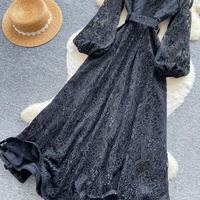 Robe longue élégante pour femme, noire, avec empiècements en dentelle, coupe trapèze, col montant, manches lanternes, ceinturée, pour les occasions décontractées et les soirées, idéale pour le quotidien