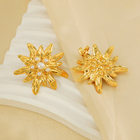 Boucles d'oreilles clous fleuris ornées de perles, style européen et américain, en acier inoxydable plaqué or 18 carats pour femme - Collection 2024