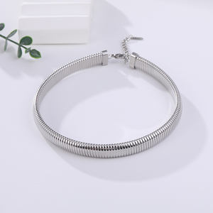 Joyería de moda personalizada de lujo para mujer Cadena de eslabones de acero inoxidable Cadena chapada en oro Collar de oro de 18 quilates para mujer - Product Image 1