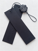 Étiquettes volantes en plastique gaufré recyclables et écologiques Belles étiquettes de marque durables pour vêtements robes chaussures sacs avec conception cordée