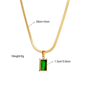 Conjunto de Joyería de Moda: Pendientes Huggie Geométricos de Acero Inoxidable Dorado con Esmeralda y Circonita Verde, y Collar de Cadena de Hueso de Serpiente Cuadrado - Product Image 6